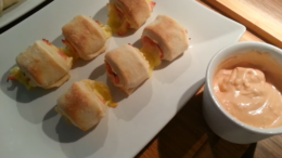 Gefüllte pizzabrötchen aus pizzateig