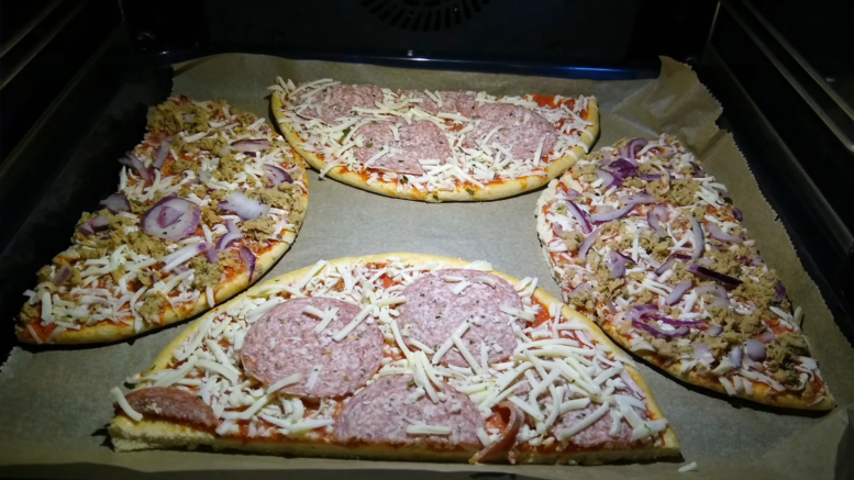 2 runde pizzen auf ein blech