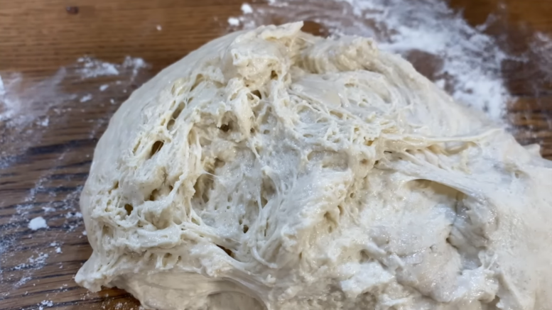 Lockerer pizzateig mit frischer hefe